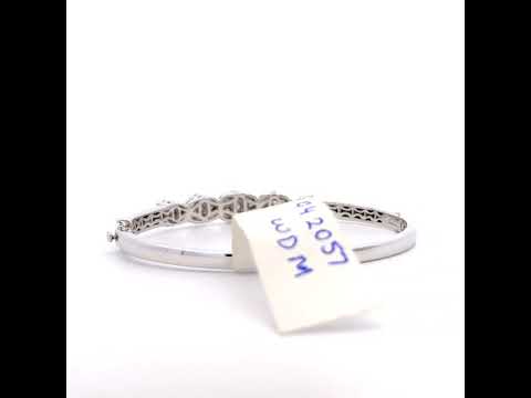 Rotating video showing the jewelry item