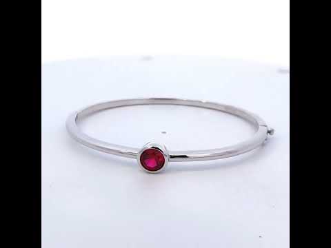 Rotating video showing the jewelry item