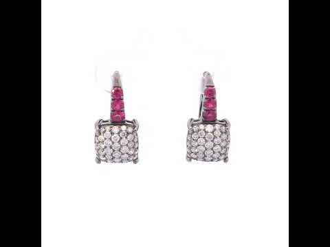 Rotating video showing the jewelry item