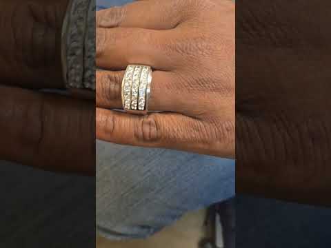 Rotating video showing the jewelry item