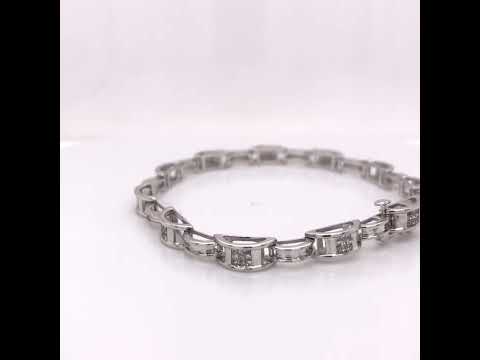 Rotating video showing the jewelry item