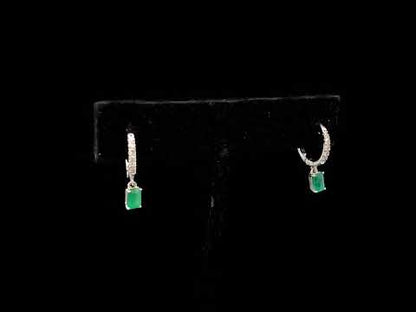 Rotating video showing the jewelry item