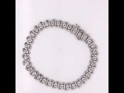 Rotating video showing the jewelry item