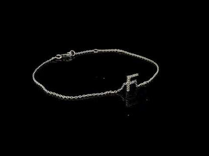 Rotating video showing the jewelry item
