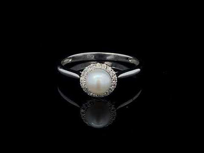Rotating video showing the jewelry item