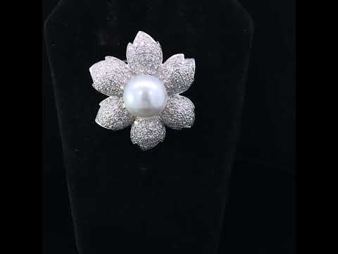 Rotating video showing the jewelry item