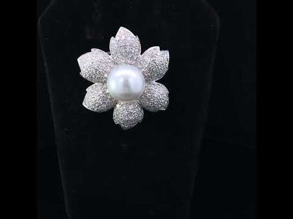 Rotating video showing the jewelry item