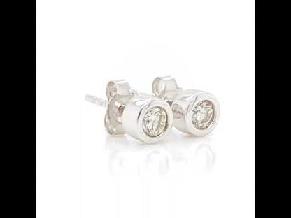 Rotating video showing the jewelry item