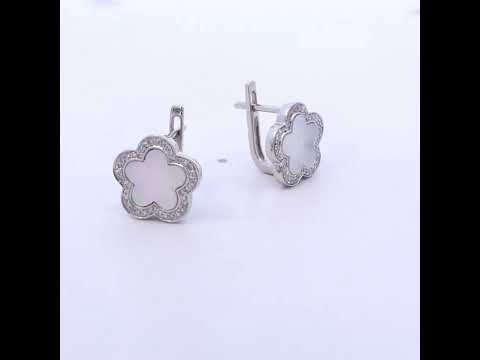 Rotating video showing the jewelry item