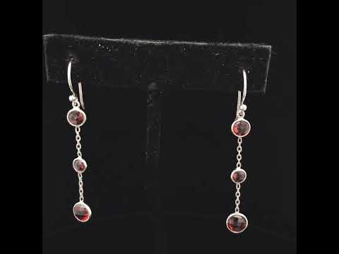 Rotating video showing the jewelry item