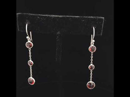 Rotating video showing the jewelry item