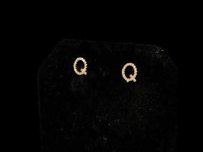 Rotating video showing the jewelry item