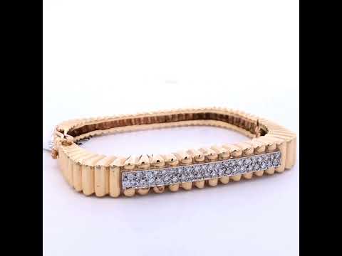 Rotating video showing the jewelry item