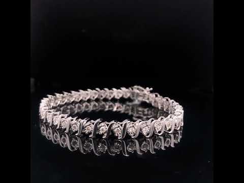 Rotating video showing the jewelry item