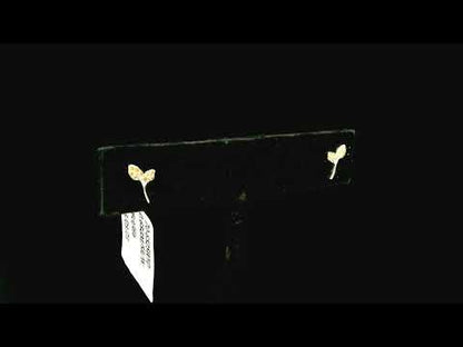 Rotating video showing the jewelry item