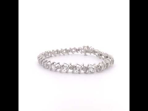 Rotating video showing the jewelry item