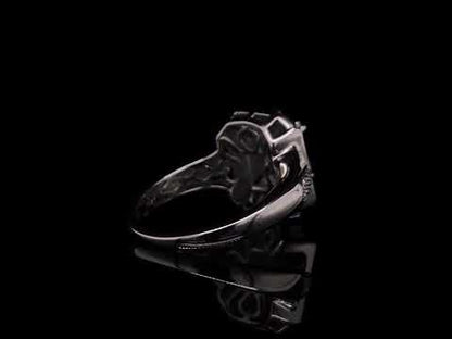 Rotating video showing the jewelry item