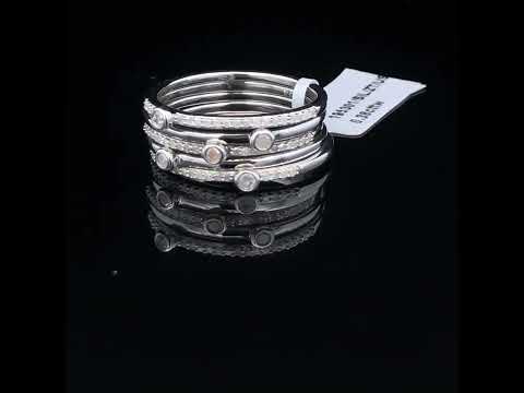 Rotating video showing the jewelry item