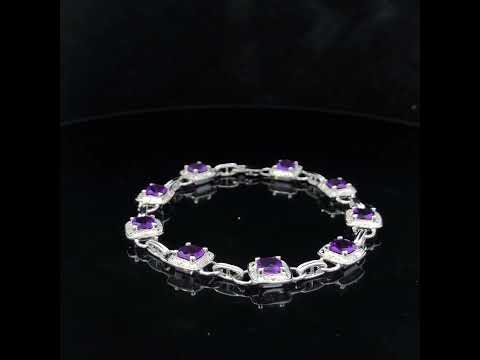 Rotating video showing the jewelry item