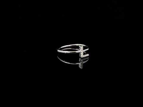 Rotating video showing the jewelry item