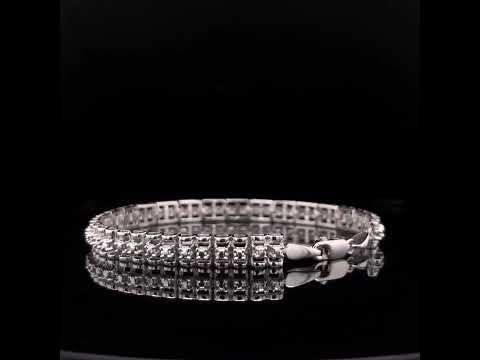 Rotating video showing the jewelry item