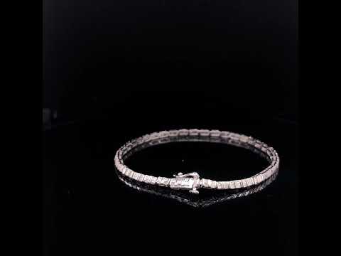 Rotating video showing the jewelry item