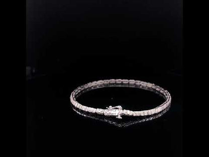 Rotating video showing the jewelry item