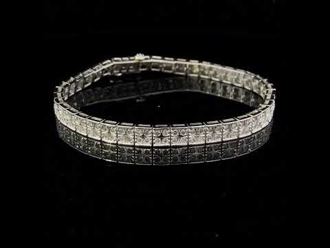 Rotating video showing the jewelry item