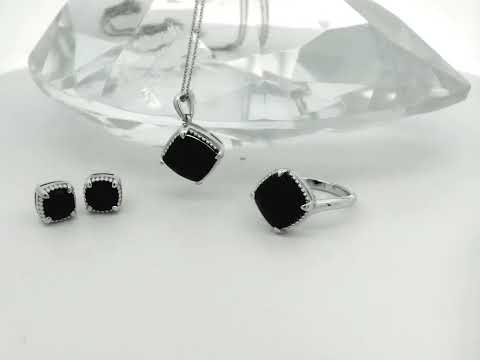 Rotating video showing the jewelry item