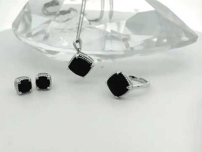 Rotating video showing the jewelry item