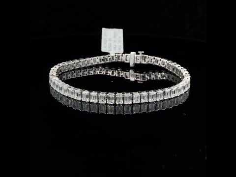 Rotating video showing the jewelry item