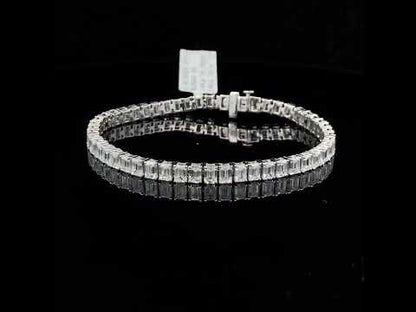 Rotating video showing the jewelry item