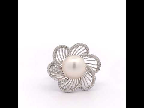 Rotating video showing the jewelry item