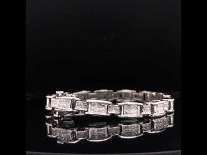 Rotating video showing the jewelry item