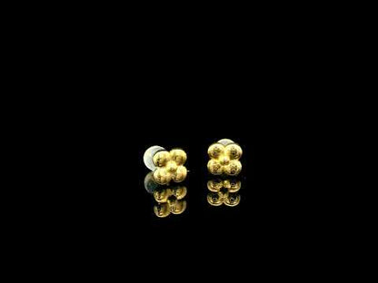 Rotating video showing the jewelry item