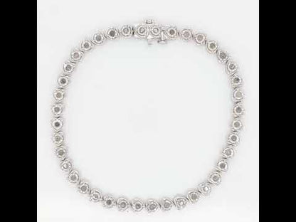 Rotating video showing the jewelry item