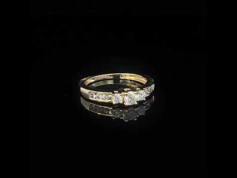 Rotating video showing the jewelry item
