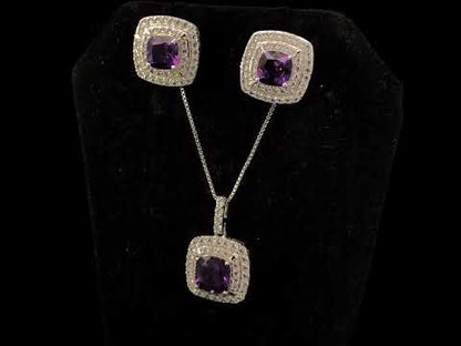 Rotating video showing the jewelry item