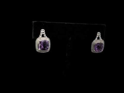 Rotating video showing the jewelry item