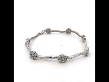 Rotating video showing the jewelry item