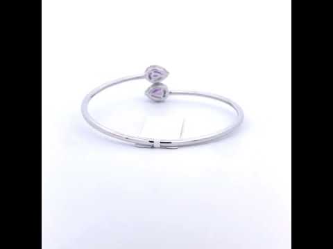 Rotating video showing the jewelry item