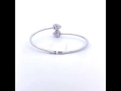 Rotating video showing the jewelry item