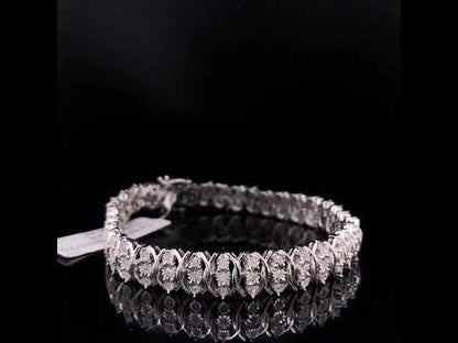 Rotating video showing the jewelry item