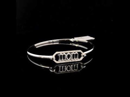 Rotating video showing the jewelry item