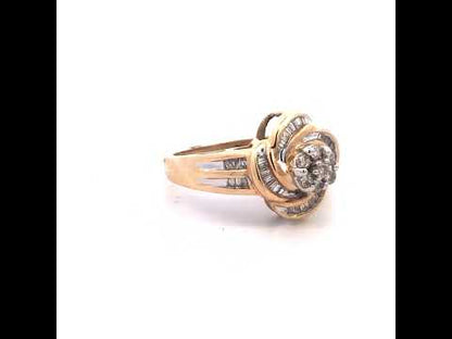 Rotating video showing the jewelry item