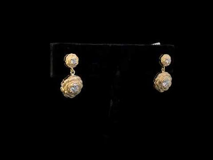 Rotating video showing the jewelry item