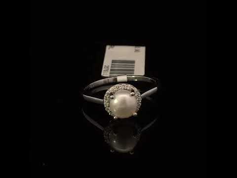 Rotating video showing the jewelry item