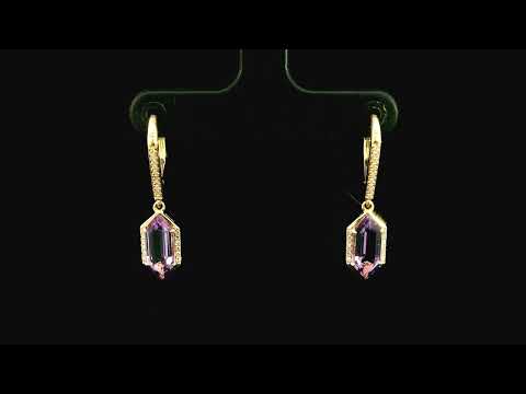 Rotating video showing the jewelry item