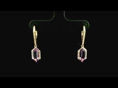 Rotating video showing the jewelry item