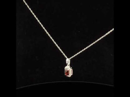 Rotating video showing the jewelry item
